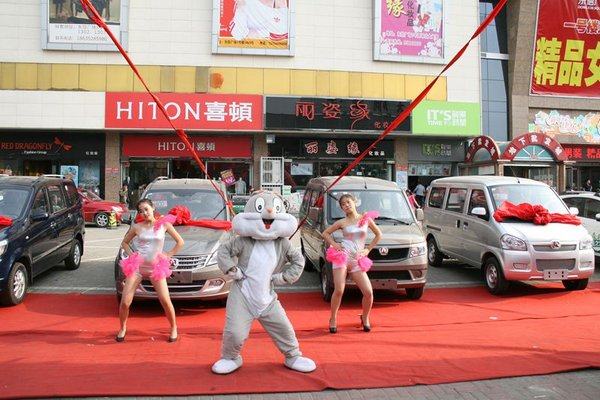 东信广场大型车展