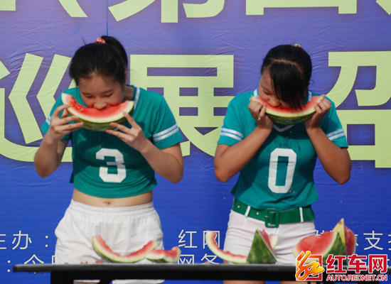 现场吃西瓜比赛