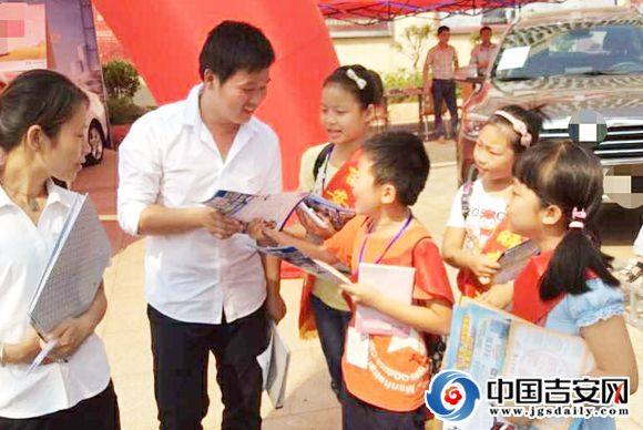 向市民介绍小记者招募信息
