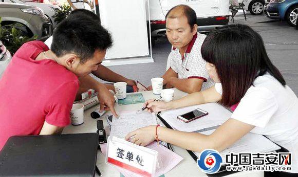 车展最后一天市民抢购